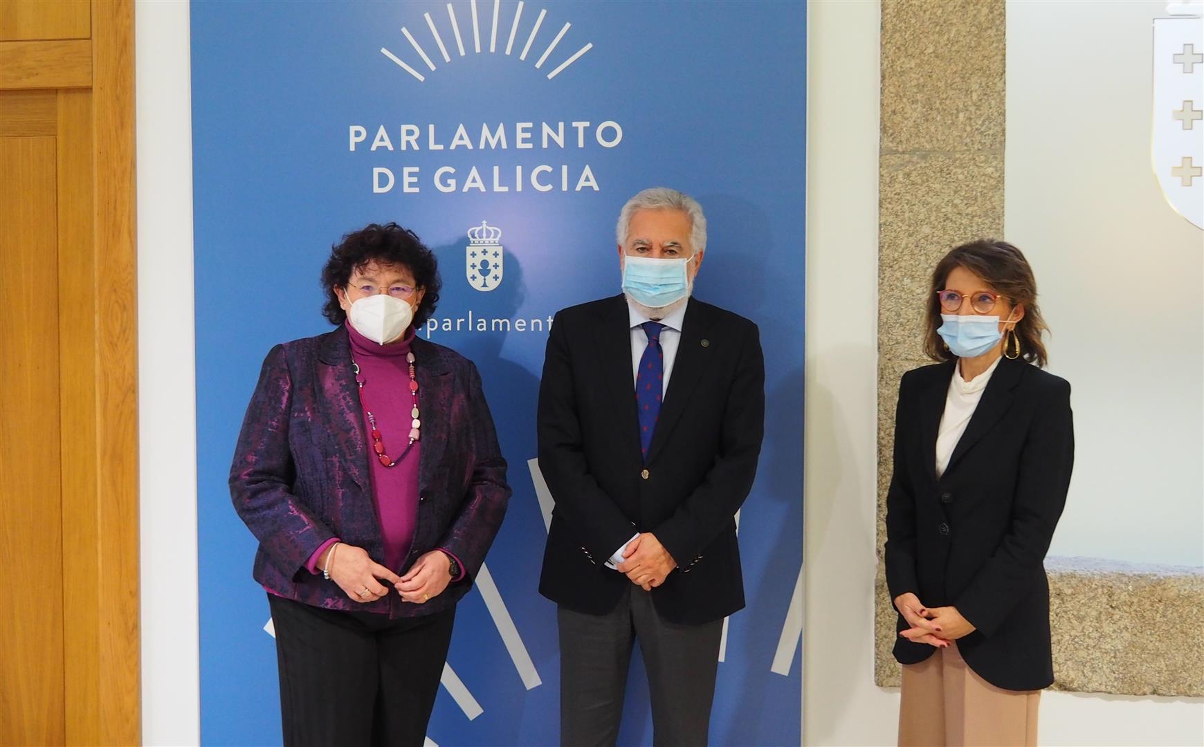Foto da noticia:O presidente do Parlamento recibe a catedrática de Inmunoloxía África González, Premio Executivas 2020